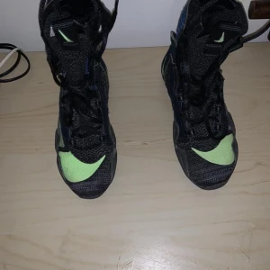 Nike Hyper KO 2 - Säljer ett par boxningsskor, Nike Hyper KO 2. Storlek UK 4, (strl 37). Säljer pga att dom är för små. Använda men är i gott skick då det inte finns något slitage. Nypris 1700kr