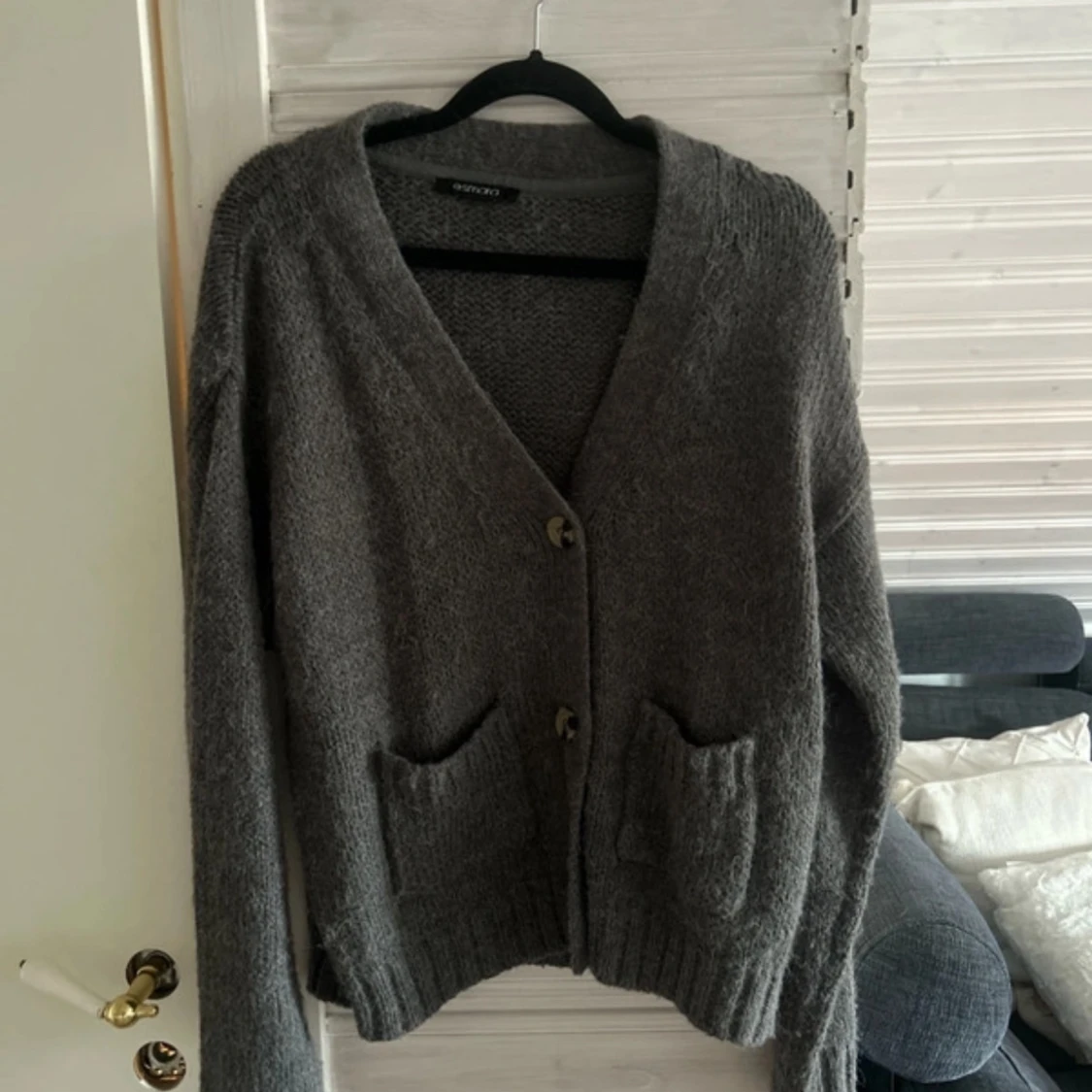 Grå stickad kofta