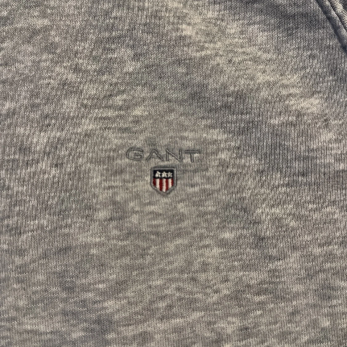 Grå hoodie från GANT - 1