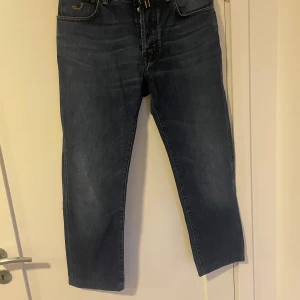 Jacob cohen - Säljer dessa feta Jacob cohensen i strl 33. Dom är uppsydda lite vilket gör dom kortare passar runt 170. Väldigt bra skick. Hör av er vid minsta fråga 🙌