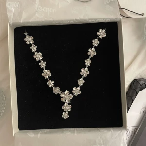 Silverfärgat blomhalsband - Oanvändt och populärt halsband från iokau💖