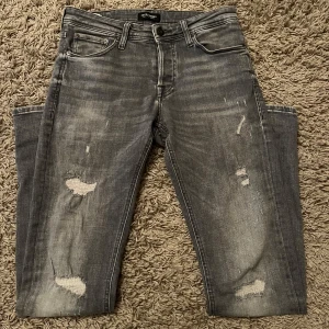 Jack and Jones jeans - Säljer nu ett par Jack and Jones jeans I modellen slim fit/glenn. Jeansen har riktigt snygga slitningar och skicket är 10/10. Storlek är W30 L32. Vid funderingar är det bara att skriva!