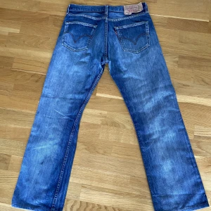 Levis 501 - Ett par 501 med en väldigt fin tvätt.  Vintage skick. Passar 30/30 ungefär även fast det står 32/32.