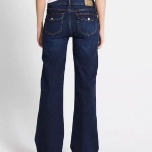 Lågmidjade bootcut jeans - Snygga mörkblå bootcut jeans med låg midja och klassisk femficksdesign. Skit snygga o knappt använda 