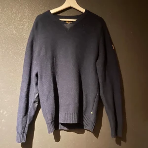 Stickad tröja från Fjällräven - Tjock och skön stickad tröja från Fjällräven. Använd ett fåtal gånger men skick 9/10. storlek L. Nypris runt 2000