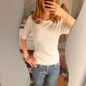 Vit tröja från Kappahl - Säljer en vit tröja från Kappahl i storlek S. Tröjan har trekvartsärmar och en rund halsringning. Perfekt för en enkel och snygg look. Hör av dig vid intresse! 🤍