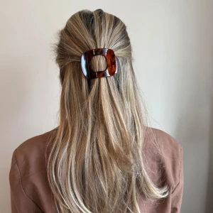 Hårklämma - Superfin trendig hårklämma, från Molli i färgen brun. Klämman är 8cm och är helt ny och oanvänd! Superfin trendig hårklämma, från Molli i färgen brun. Klämman är 8cm och är helt ny och oanvänd! Finns även i färgerna svart och vitt i min profil🩷