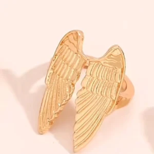 Guldfärgad ring med vingar - Snygg guldfärgad ring med design av två detaljerade vingar. Perfekt för att ge en unik touch till din stil. Passar både till vardag och speciella tillfällen.
