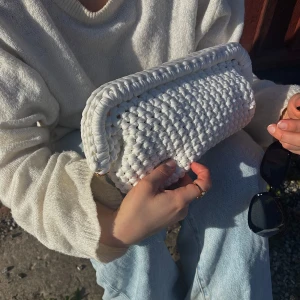 Vit handvirkad clutch/ väska  - Säljer en vit större handvirkad clutch / handväska som jag har virkat!. Väskan är i ett mjukt garn och är väldigt rymlig! Kan bäras i handen som en clutch eller bäras i handtaget.  Kan Även Göra Andra Färger / storlekar💕 skriv för mått, olika på vissa 💕