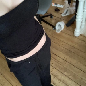 Linne byxor svarta  - Säljer ett par svarta byxor från H&M. Byxorna har en loose passform och är tillverkade i ett mjukt linne material som ger en bekväm känsla. Perfekta för en varm sommardag. Helt slutsålt och säljs inte längre. Jag är 165 för referens .För liten därför säljer jag. Kan alltid diskutera pris💗