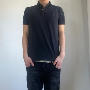 Ralph lauren pike - Ralph lauren pike i storlek M, toppenskick och fits to size. Färgen är blå/svart! ✅     