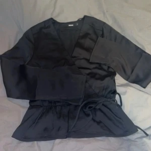 Bik bok blus - Svart blus från Bik Bok i jätte bra skick!