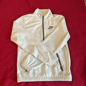 Nike Tech - Tvärfet Nike tech som bara är använd 4-5 gånger och som är köpt på JD Sports för 1000 kr. Säljer den eftersom den är för liten på mig. Byxorna finns även. Pris kan sänkas vid snabb affär.