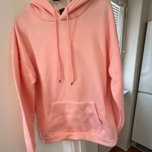Rosa hoodie från Shein - Säljer en mysig rosa hoodie från Shein. Den har en klassisk design med en stor ficka framtill och justerbar huva med dragsko. Perfekt för en avslappnad stil.