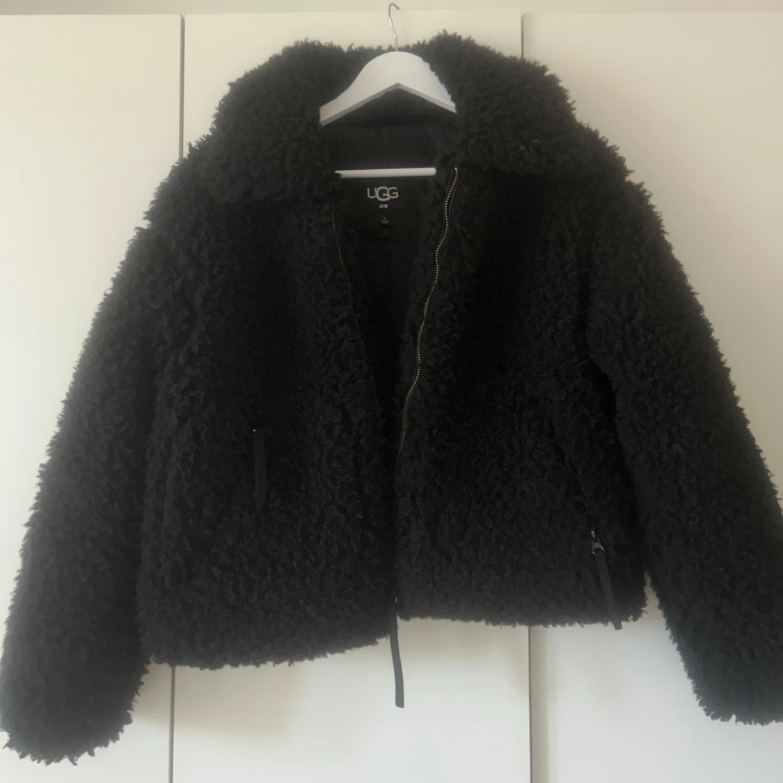 Svart teddyjacka från UGG