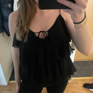 🩵Volang topp🩵 - Topp från Zara med volanger, använd fåtal gånger. Inga anmärkningar🩷🩷🩷