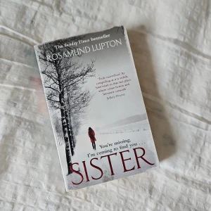 Sister - Boken 'Sister' av Rosamund Lupton är en spännande thriller om syskonband och mysterier. När Beatrice får veta att hennes syster Tess är försvunnen, reser hon till London för att avslöja sanningen. En gripande berättelse om kärlek, förlust och mod.