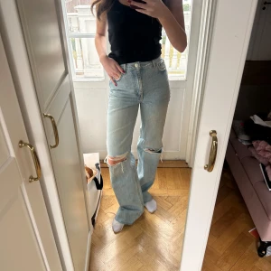 Jeans - Jeans med slitningar från zara, high waist. Skriv för frågor🤍