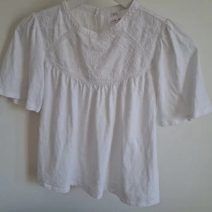 Vit blus från Zara - Säljer en söt vit blus från Zara med broderade detaljer på framsidan. Den är från barnavdelningen men passar mig även xs. Bra skick. Pris kan diskuteras och hör av er vid frågor.