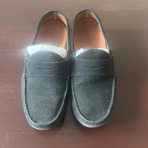 Svarta mockaloafers från Novita  - Säljer nu ett par sköna loafers från Novita i mocka med en klassisk design. Perfekta för en stilren look till sommaren, Nypris 1400kr!!! Pris kan diskuteras 