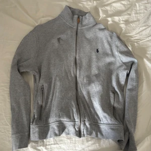 Grå tröja med dragkedja från Ralph Lauren - Säljer en stilren grå tröja med dragkedja från Ralph Lauren. Den är i ganska bra, skick den har används några gånger. Priset kan så klart dikteras. Om du har några frågor eller vill ha fler bilder är det bara att skriva😁