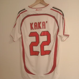 AC Milantröja 2005 #Kaka - Retro Milantröja med Kaka på ryggen. Tröjan är i nyskick och riktigt bra kvalité. Bara att skriva vid frågor:)