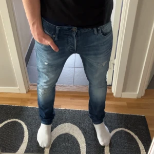 Jack & Jones - Säljer ett par Jack and Jones jeans i modellen Glenn. Väldigt fina och knappt använda! Storlek: L32 W30