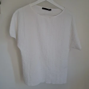 Vit topp från 157 - Säljer en så skön och fin topp från lager 157. Använd ett fåtal gånger och säljer då den inte kommer till användning. 