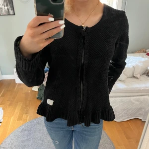 Odd Molly kofta - Stickad kofta med dragkedja från Odd Molly😻 Den är tjock och jätteskön🤗 Storlek 3/M