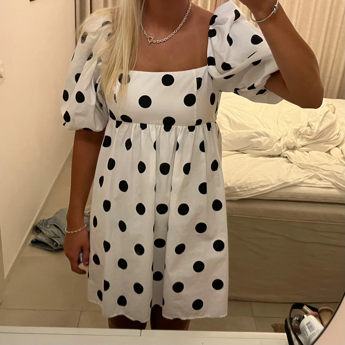 Vit klänning med svarta prickar - 1
