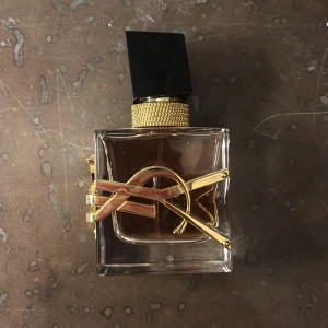 Parfym ysl libre - Denna parfym luktar jättegott och har en varm ton av vanilj.