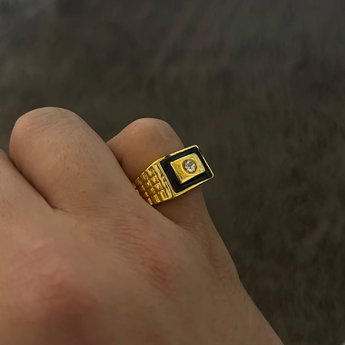 Guldfärgad ring med sten - 2