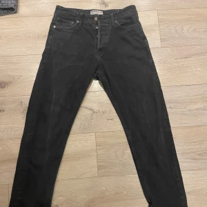 Svarta jeansbyxor från Diesel - Snygga svarta jeansbyxor från Diesel med en klassisk femficksdesign och knappgylf. Perfekta för en stilren look.