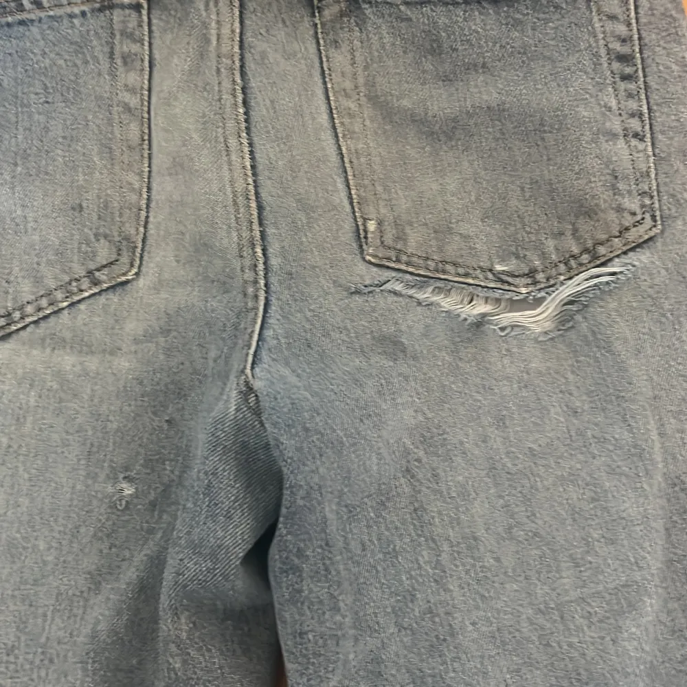 Säljer ett par blå jeans från Grunt i en FET stil. De har en baggy passform och är tillverkade av ekologiskt material. Perfekta för en FET look. Storleken är 28 och rekommenderas för folk med smalare höfter. Dom är lite slitna.. Farkut & Housut.