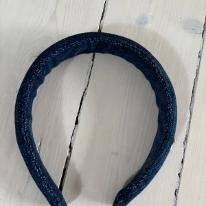 Jeansdiadem med nitar och stjärnor - Snyggtt jeans diadem med bitar/stjärnor på🪐✨