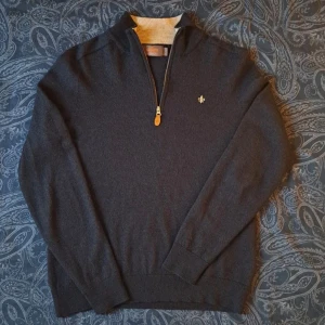 Morris halfzip - Säljer denna Morris tröja av 100% merinoull i storleken M men den gick ner till xs i tvätten . Den är I väldigt fint skick och bara använd några gånger. Meddela gärna om du är intresserad ✅️