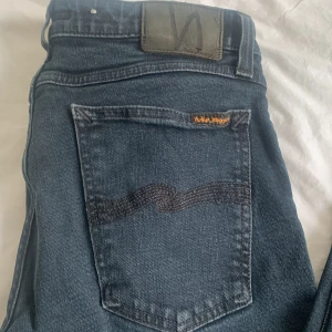 svarta Nudie Jeans - Pass formen på jeansen sitter perfekt! Pris kan såklart alltid diskuterad!💯🙌