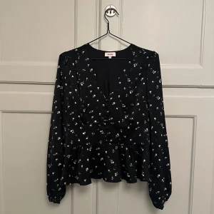 Svart blommig blus från D'ahrling - Svart blommig blus från D'ahrling i mycket bra skick. 