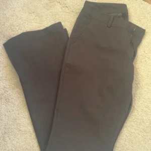 Kostymbyxor  - Säljer dessa superfina svarta kostymbyxorna ifrån Bikbok som är i storlek 40 men som passar 36/38 då de är små i midjan, hör av er vid fler frågor 