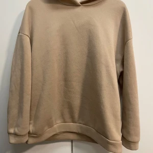 Beige hoodie med tryck - Använd några få gånger, har lite noppror men inget som syns när man har den på sig. 