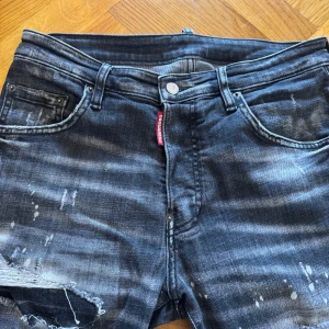 Svarta Dsquared2 jeans - Säljer ett par svarta jeans från Dsquared2. Storlek 46. Använda ett fåtal gånger men har med tiden blivit för små. Dom ser ut som nya då jag tagit hand om dom. Skriv gärna för fler frågor 😁