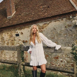 Moa Mattsson klänning  - Säljer denna slutsålda klänningen från NAKD i kollektionen med Moa Mattsson. Helt ny, passar perfekt till sommarn eller student!