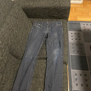 Blå jeans från Armani Jeans - Snygga blå Armani Jeans med logga på ena bakfickan 