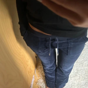 Mörkblå velourbyxor från Juicy Couture - Super sköna  mörkblå velour mjukisbyxor från Juicy Couture. Perfekt till vardagen. Super bra skick och sitter toppen bra!! Skriv vid fler funderingar💗(Inte mina bilder) Kan skicka fler!