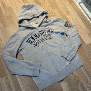  Ralph Lauren hoodie - Tjena! Säljer en as fet vintage Ralph lauren hoodie i toppskick, otroligt fet tröja med feta detaljer, går inte att få tag på någonstans! Storlek L men passar också som M, hör av dig om det är något du undrar över! Priset är ej hugget i sten!