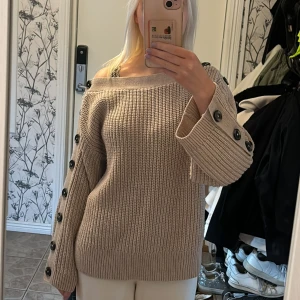 Beige stickad tröja  - Säljer denna jättefina stickade tröjan från Gina Tricot💖Bara använd ett fåtal gånger och är i bra skick!