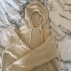 Beige hoodie från Gina Tricot - Mysig beige hoodie från Gina Tricot i premiumkvalitet. Perfekt för kyliga dagar med sin mjuka och bekväma design. 