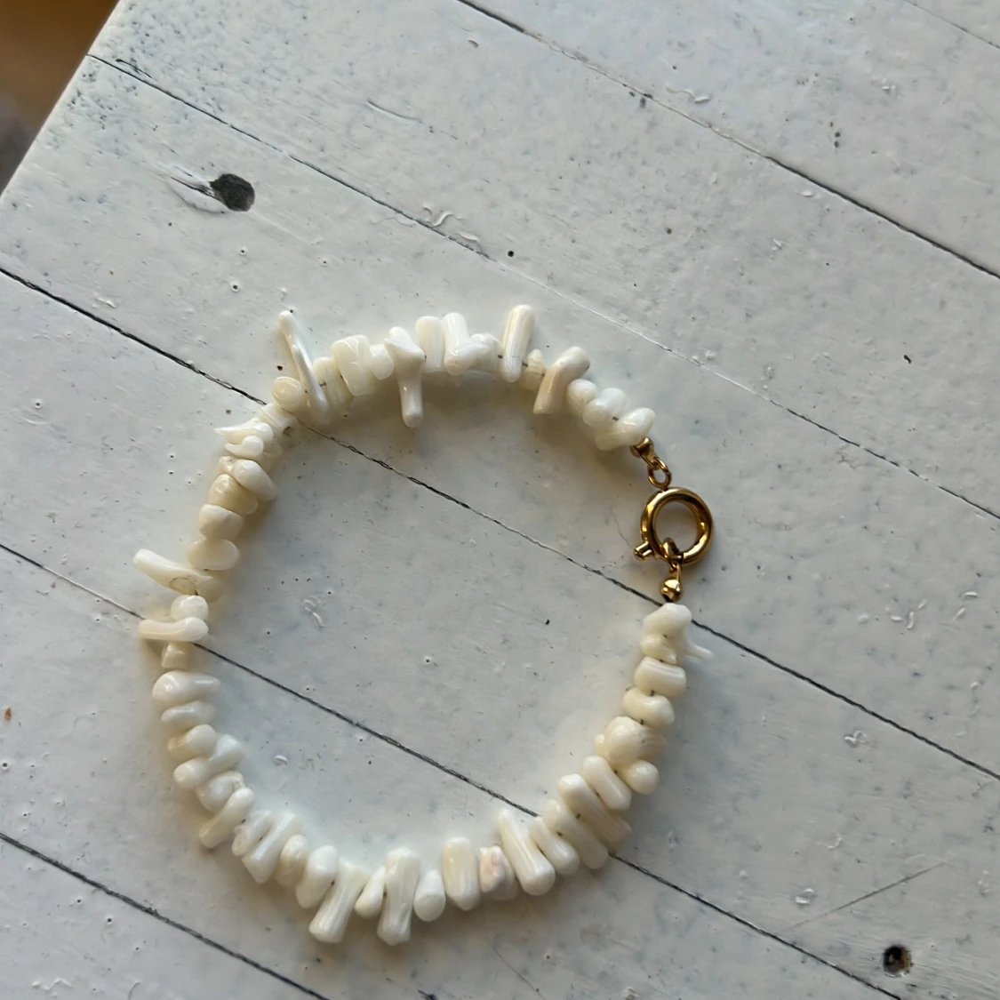 Vitt pärlarmband från Edblad