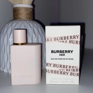 Burberry Her Eau de Parfum Intense - Endast använd 2-3 gånger💕 Fruktig och blommig. Orginalpris på lyko är 1050kr så säljer den för 650🙌🏼 