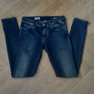 Replay jeans - Snygga mörkblå jeans från replay. Riktig stilrena och kan matcha till flera olika stiler. Fundera inte på att fråga om storlek och mera💫